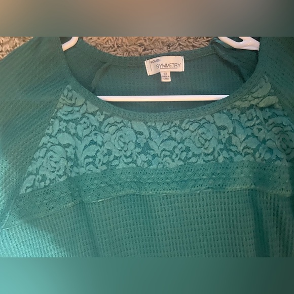 Women’s Symmetry Thermal Blouse. - Picture 3 of 8